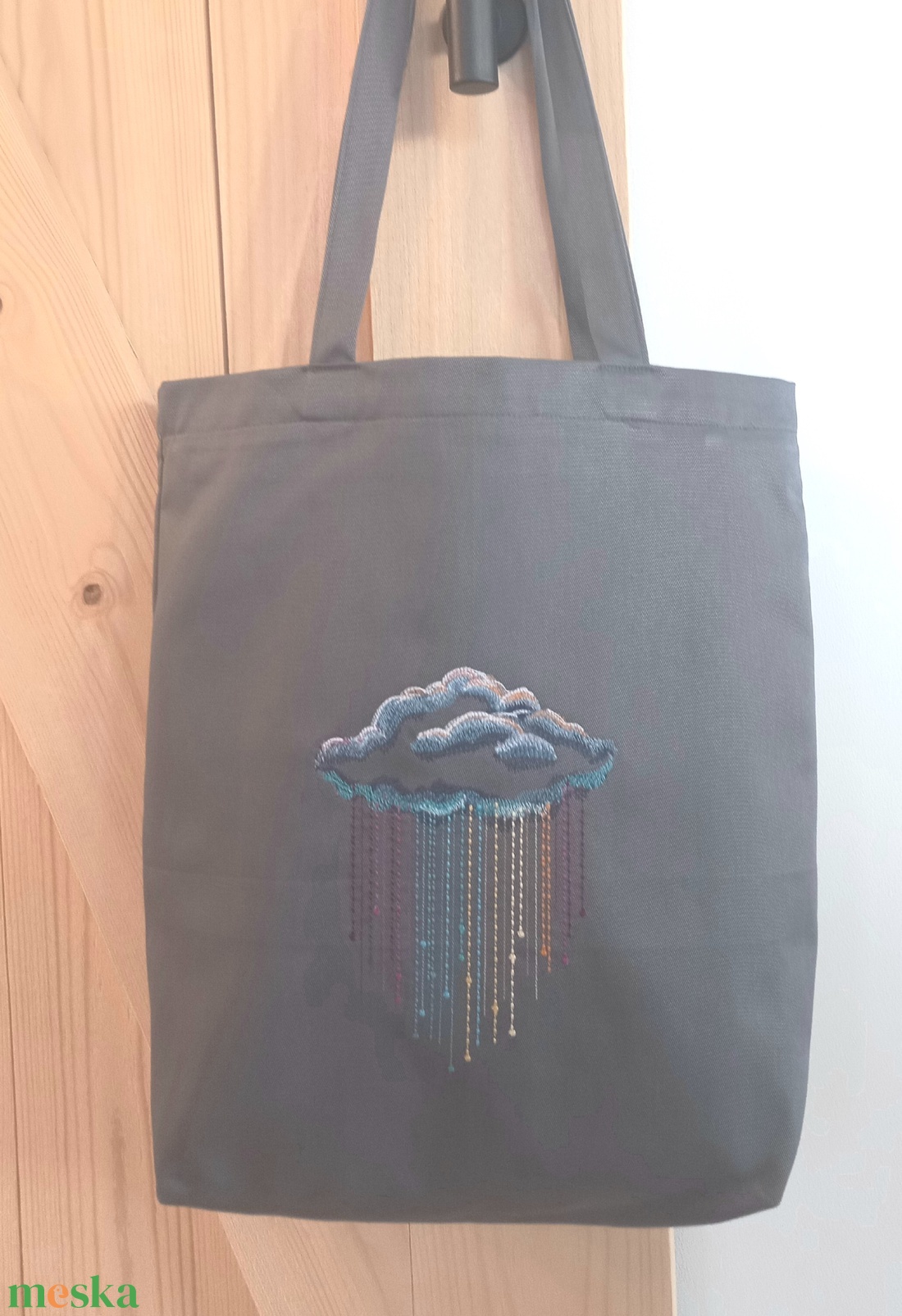 Szürke hímzett vászontáska / szivárványos eső hímzéssel - táska & tok - bevásárlás & shopper táska - shopper, textiltáska, szatyor - Meska.hu Szürke hímzett vászontáska / szivárványos eső hímzéssel - táska & tok - bevásárlás & shopper táska - shopper, textiltáska, szatyor - Meska.hu