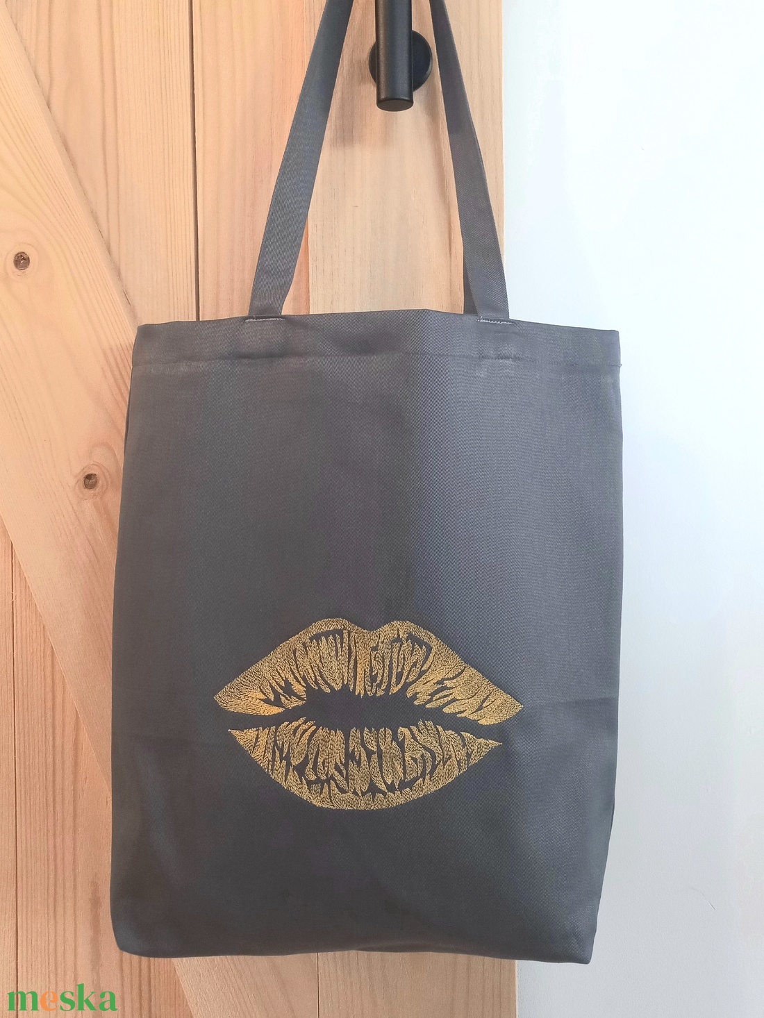 Szürke vászontáska / arany vagy pink ajak hímzéssel - táska & tok - bevásárlás & shopper táska - shopper, textiltáska, szatyor - Meska.hu Szürke vászontáska / arany vagy pink ajak hímzéssel - táska & tok - bevásárlás & shopper táska - shopper, textiltáska, szatyor - Meska.hu