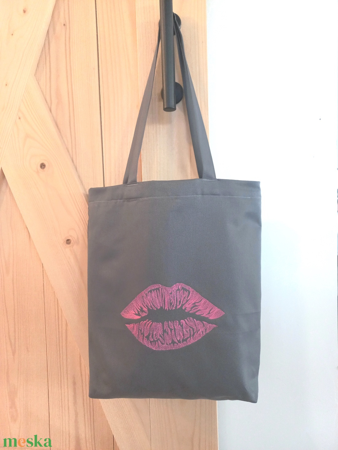 Szürke vászontáska / arany vagy pink ajak hímzéssel - táska & tok - bevásárlás & shopper táska - shopper, textiltáska, szatyor - Meska.hu Szürke vászontáska / arany vagy pink ajak hímzéssel - táska & tok - bevásárlás & shopper táska - shopper, textiltáska, szatyor - Meska.hu