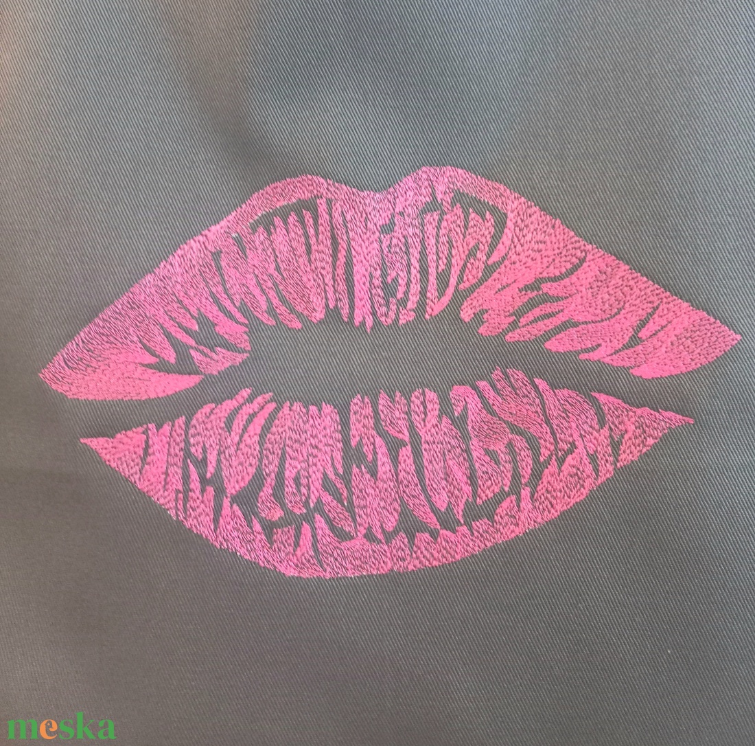Szürke vászontáska / arany vagy pink ajak hímzéssel - táska & tok - bevásárlás & shopper táska - shopper, textiltáska, szatyor - Meska.hu Szürke vászontáska / arany vagy pink ajak hímzéssel - táska & tok - bevásárlás & shopper táska - shopper, textiltáska, szatyor - Meska.hu
