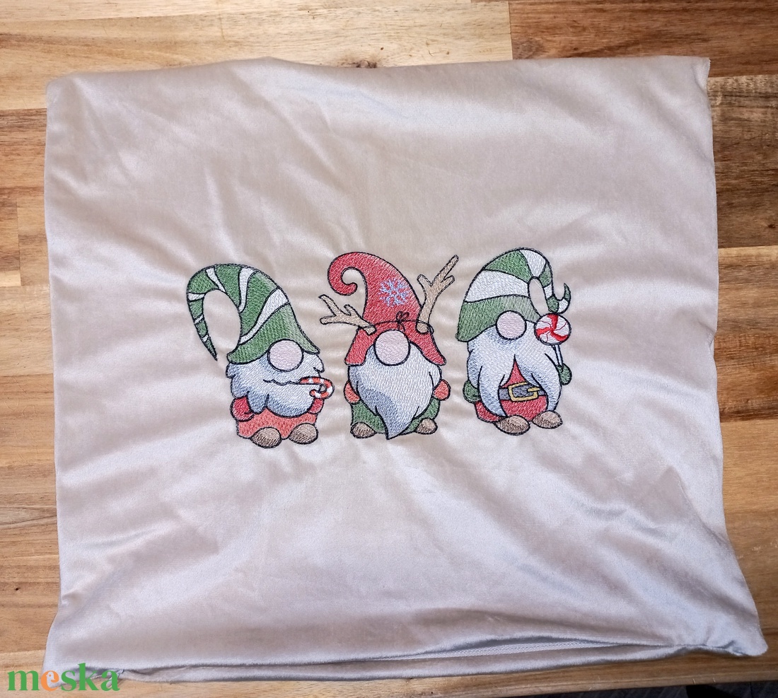 Karácsonyi manós hímzett díszpárna- bézs - otthon & életmód - lakástextil - párna & párnahuzat - Meska.hu