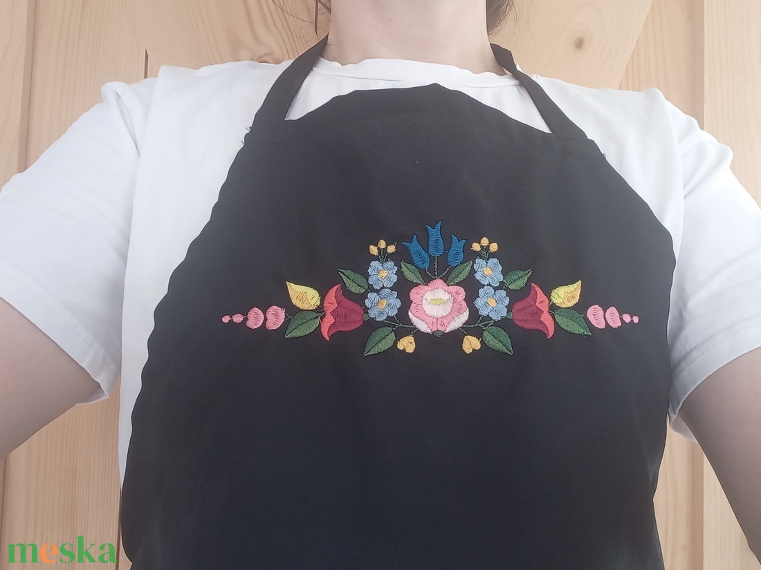 Hímzett kötény-kalocsa fűzér /fekete - otthon & életmód - konyhafelszerelés, tálalás - konyhai textil - kötény - Meska.hu