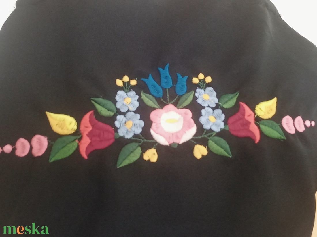 Hímzett kötény-kalocsa fűzér /fekete - otthon & életmód - konyhafelszerelés, tálalás - konyhai textil - kötény - Meska.hu
