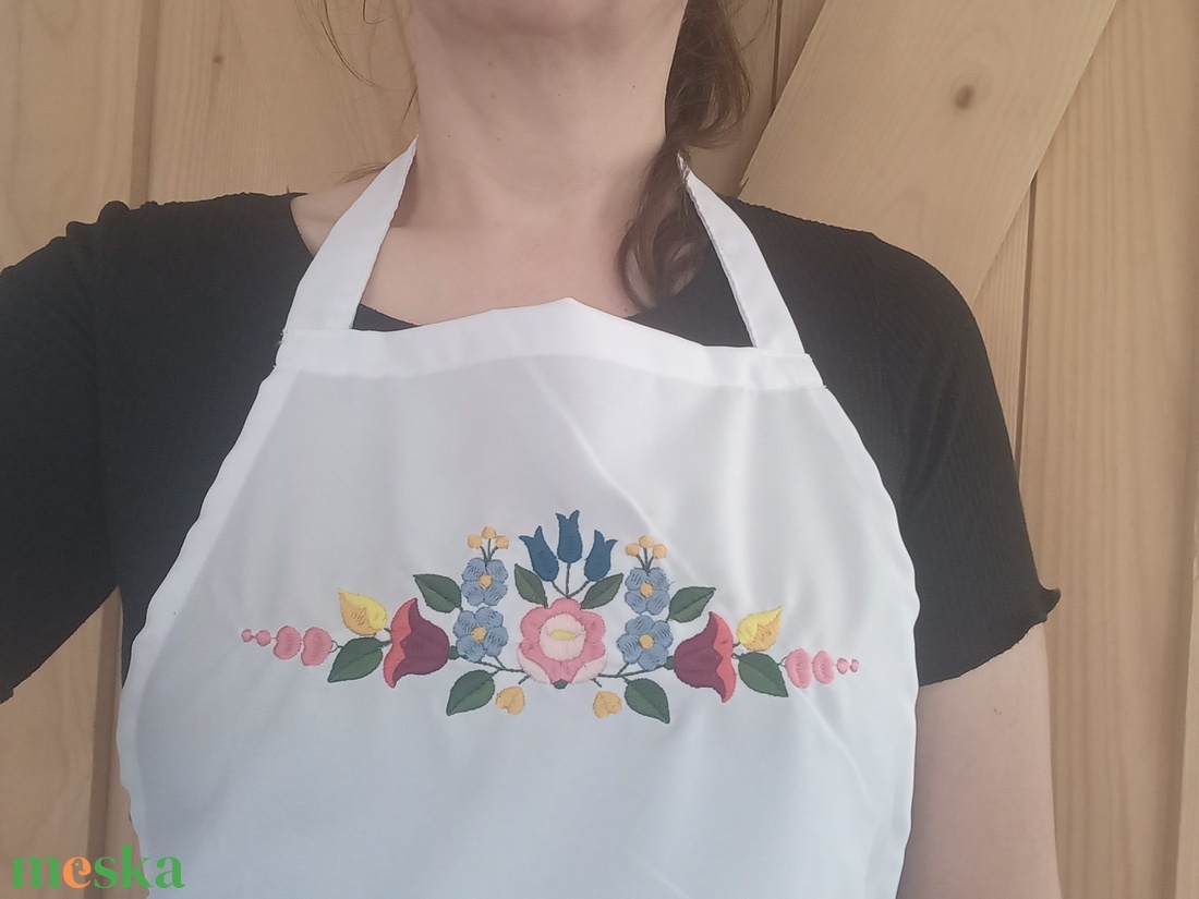 Hímzett kötény-kalocsa fűzér/fehér - otthon & életmód - konyhafelszerelés, tálalás - konyhai textil - kötény - Meska.hu