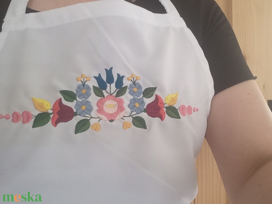 Hímzett kötény-kalocsa fűzér/fehér - otthon & életmód - konyhafelszerelés, tálalás - konyhai textil - kötény - Meska.hu