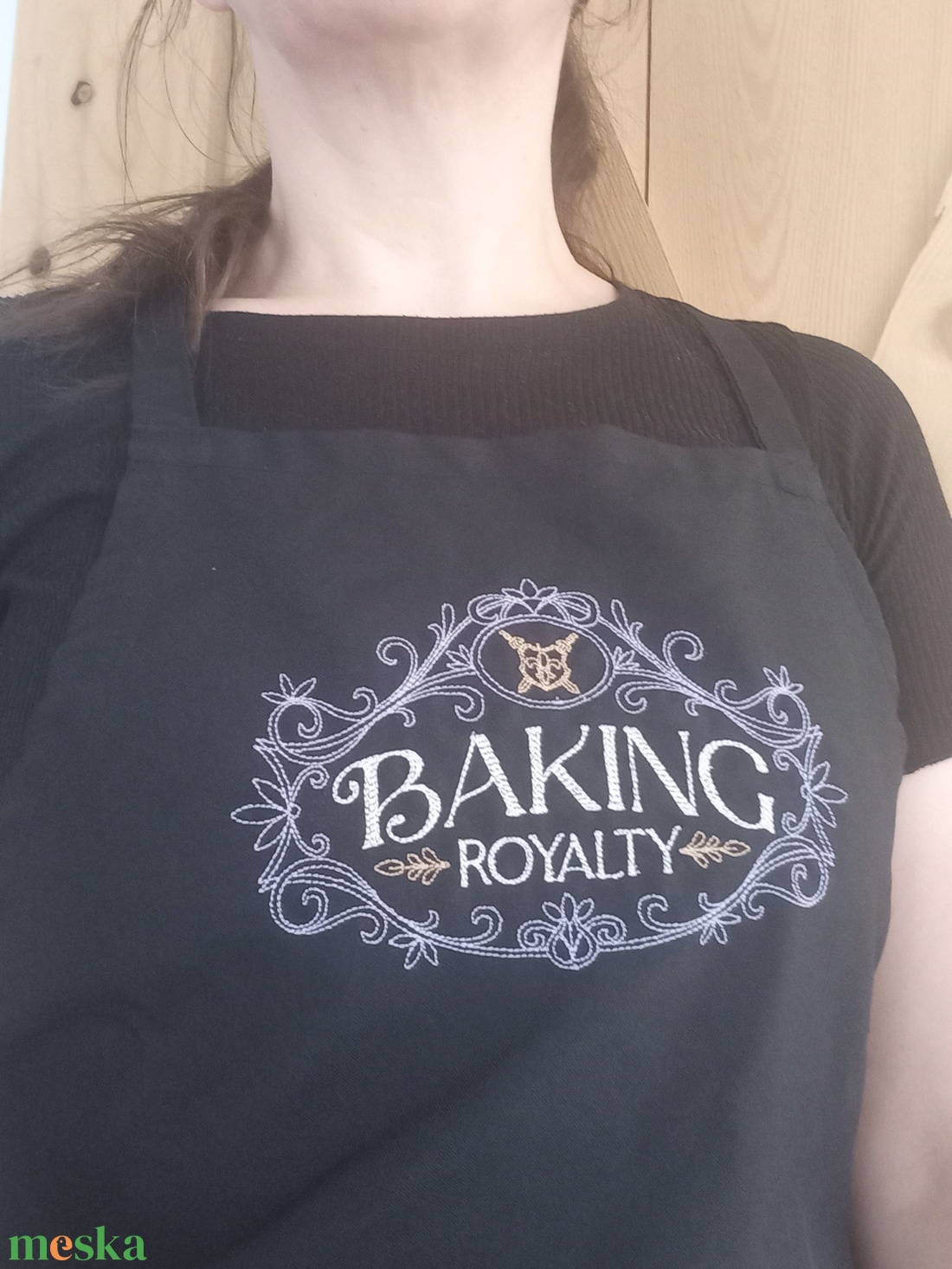 Hímzett kötény-Baking royality/fekete - otthon & életmód - konyhafelszerelés, tálalás - konyhai textil - kötény - Meska.hu