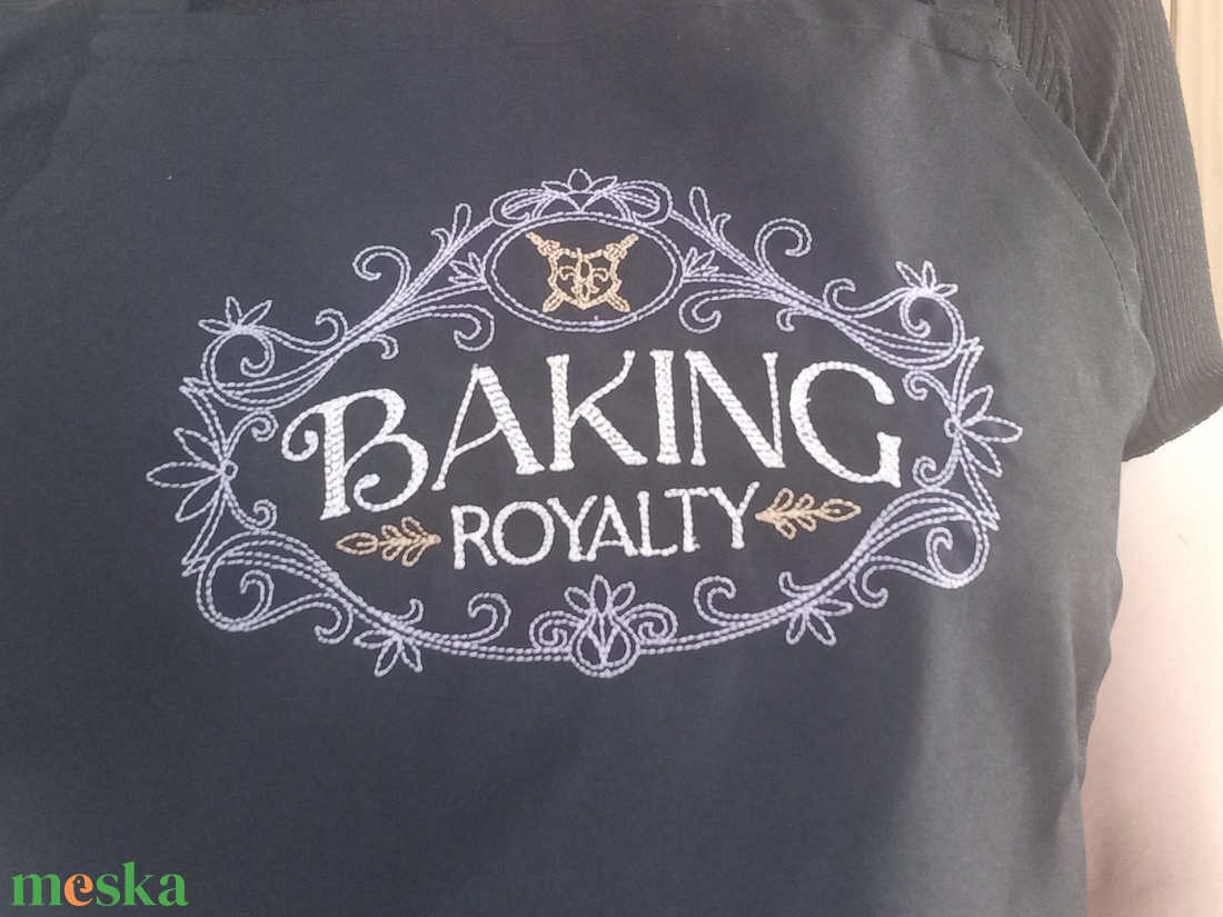 Hímzett kötény-Baking royality/fekete - otthon & életmód - konyhafelszerelés, tálalás - konyhai textil - kötény - Meska.hu