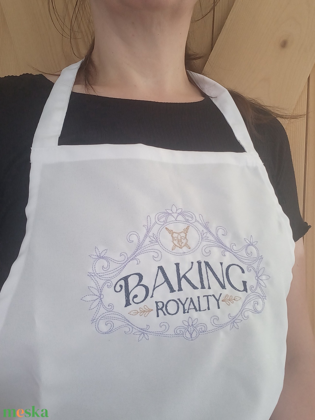 Hímzett kötény-Baking royality/fehér - otthon & életmód - konyhafelszerelés, tálalás - konyhai textil - kötény - Meska.hu