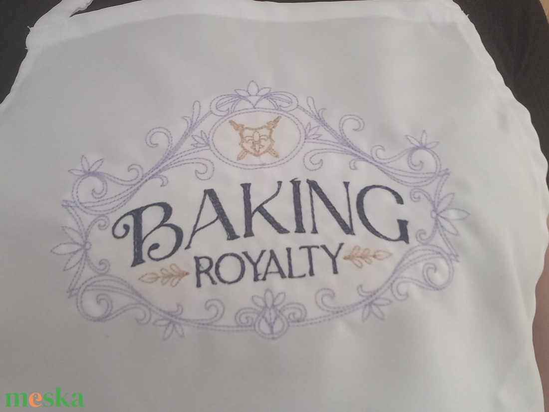 Hímzett kötény-Baking royality/fehér - otthon & életmód - konyhafelszerelés, tálalás - konyhai textil - kötény - Meska.hu