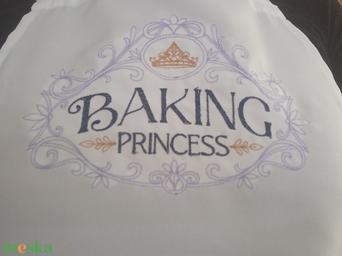 Hímzett kötény-Baking princess/fehér - otthon & életmód - konyhafelszerelés, tálalás - konyhai textil - kötény - Meska.hu