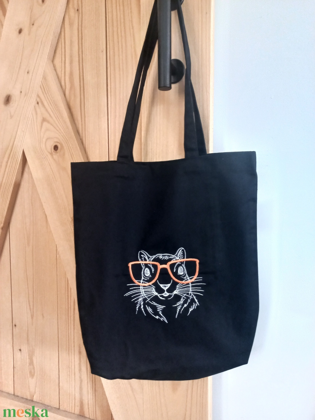 Hímzett fekete vászontáska / narancs szemüveges mókus  hímzéssel - táska & tok - bevásárlás & shopper táska - shopper, textiltáska, szatyor - Meska.hu
