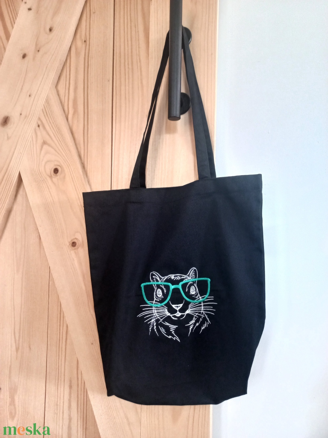 Hímzett fekete vászontáska / zöld szemüveges mókus  hímzéssel - táska & tok - bevásárlás & shopper táska - shopper, textiltáska, szatyor - Meska.hu