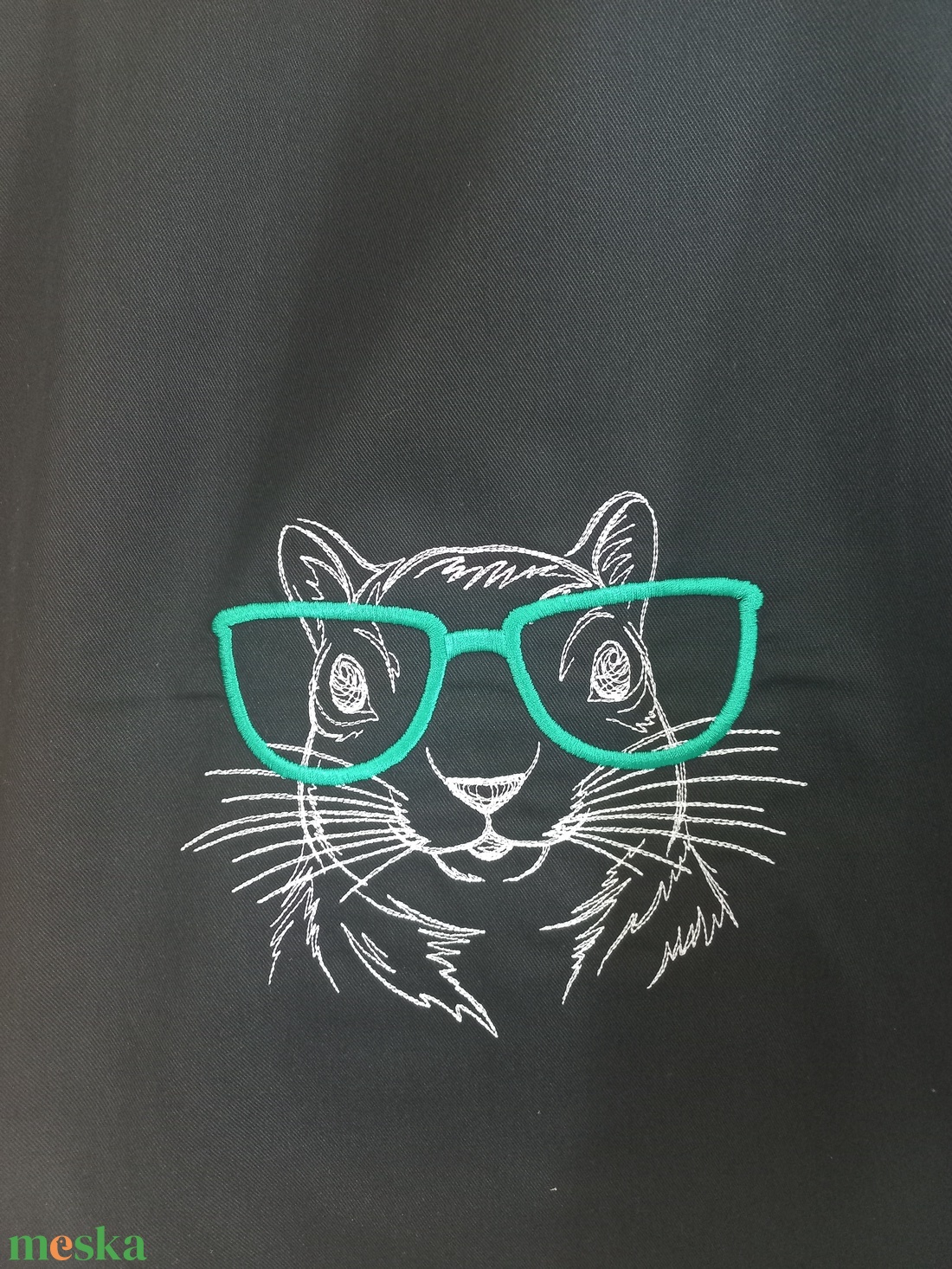 Hímzett fekete vászontáska / zöld szemüveges mókus  hímzéssel - táska & tok - bevásárlás & shopper táska - shopper, textiltáska, szatyor - Meska.hu
