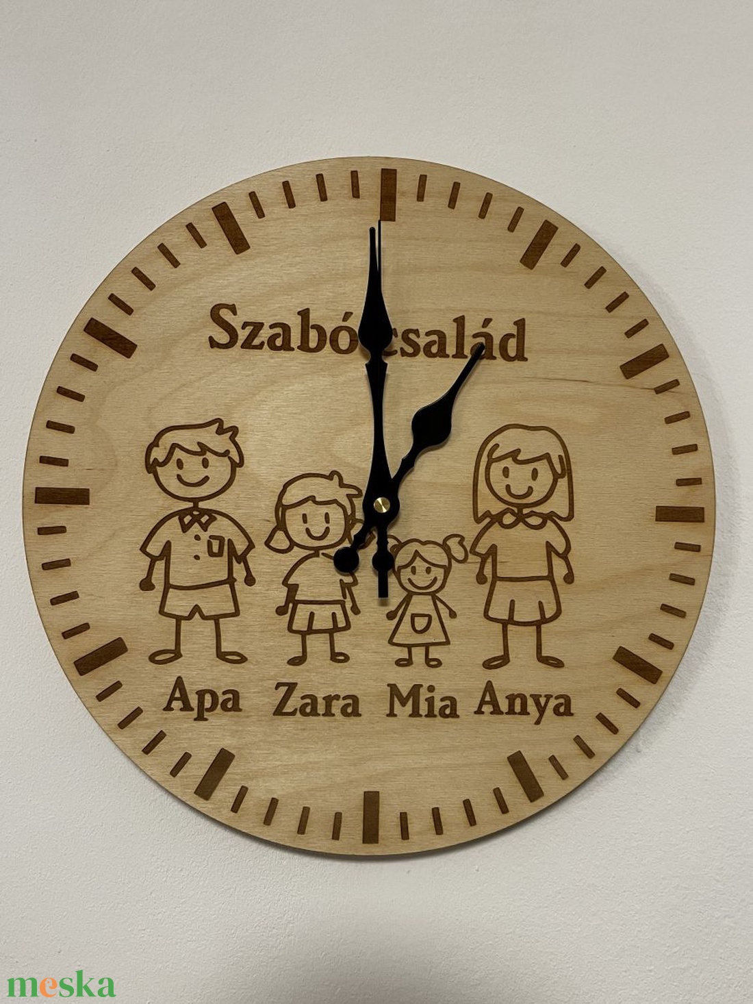 Egyedi gravírozott falióra családi névvel és figurákkal 30 cm - otthon & életmód - dekoráció - fali és függő dekoráció - falióra & óra - Meska.hu Egyedi gravírozott falióra családi névvel és figurákkal 30 cm - otthon & életmód - dekoráció - fali és függő dekoráció - falióra & óra - Meska.hu