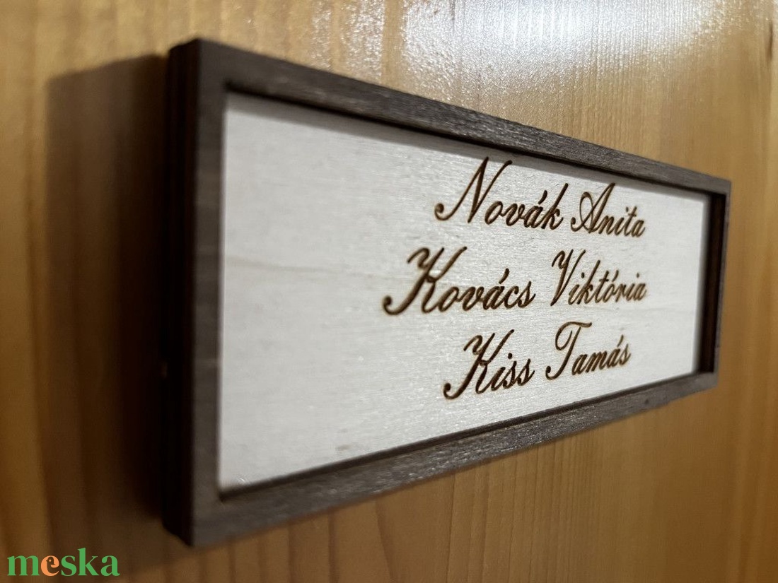 Egyedi névtábla ajtóra  stílusos, fából készült ajtódísz - otthon & életmód - dekoráció - ajtó- és ablak dekoráció - ajtódísz & kopogtató - Meska.hu