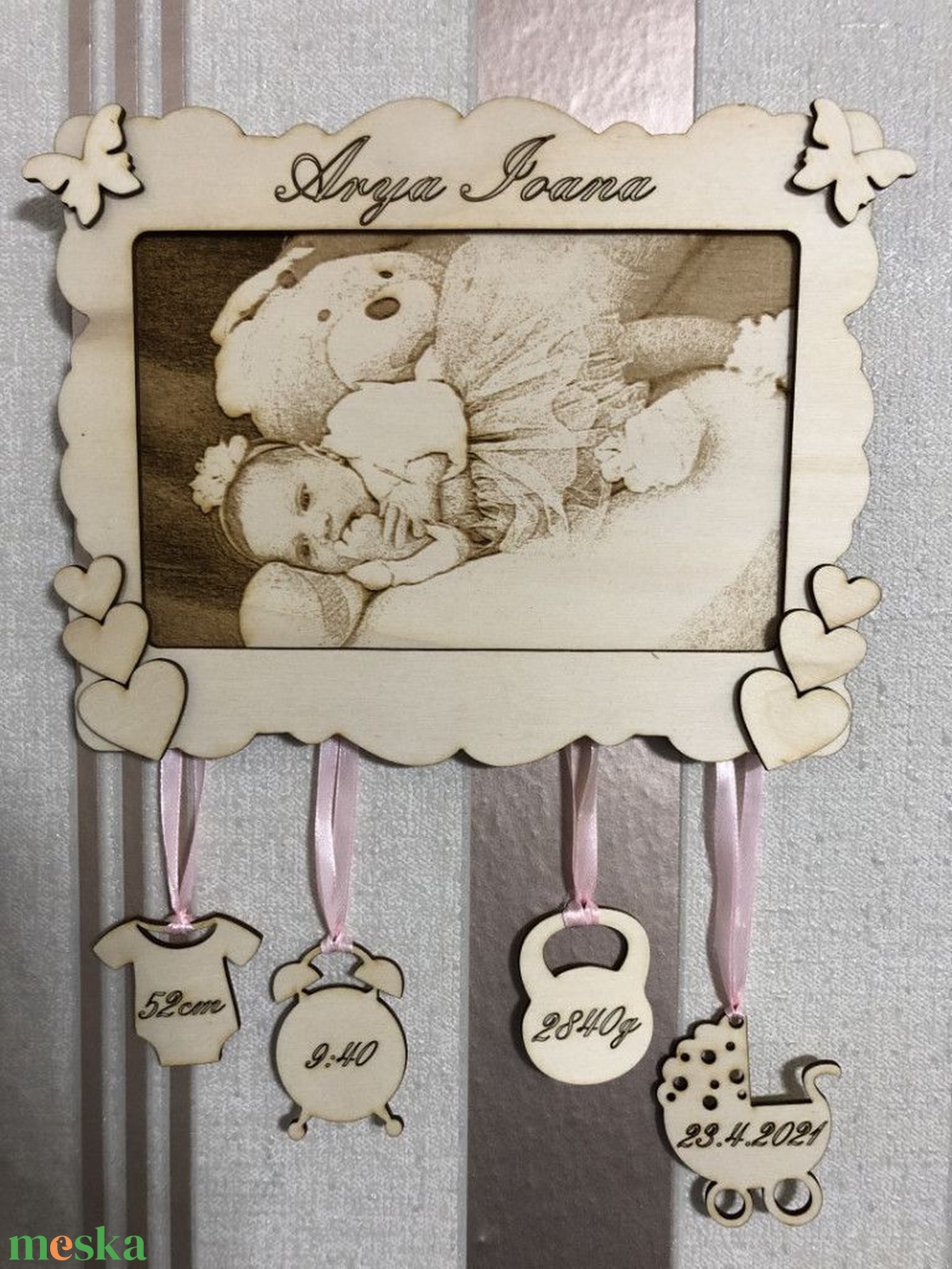 Baby fotó keretben, függőkkel 10x15 cm � egyedi, személyre szabható baba emlékkeret - baba - mama - babaemlékek - baba emlékőrző - Meska.hu
