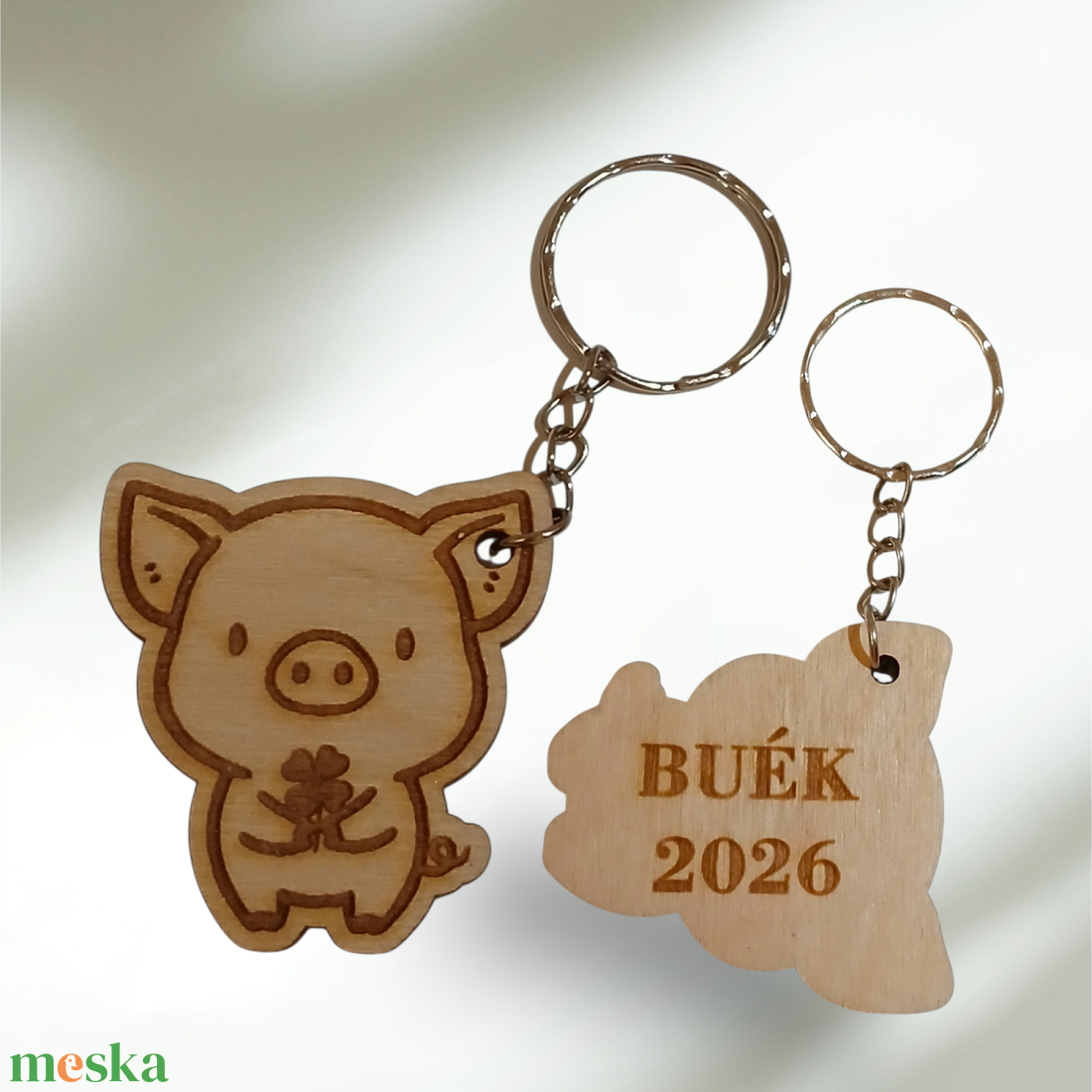 Gravírozott Malacos Kulcstartó � Szerencsehozó Újévi Ajándék (BUÉK 2026) - táska & tok - kulcstartó & táskadísz - kulcstartó - Meska.hu