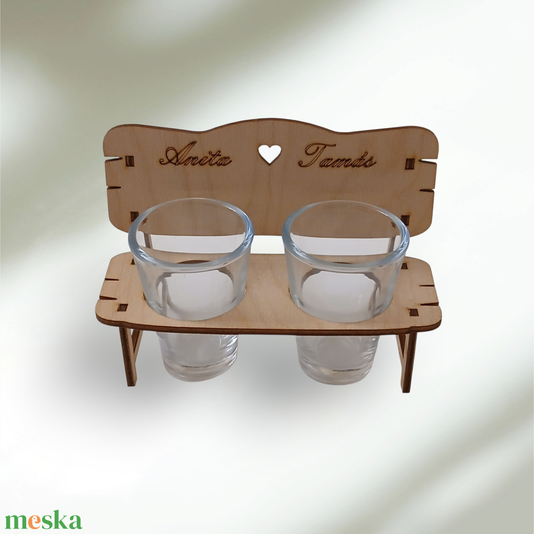 Egyedi fa rövides pohártartó 2 darab pohárral � páros ajándék szett - esküvő - emlék & ajándék - nászajándék - esküvői pohár, pohárszett - Meska.hu