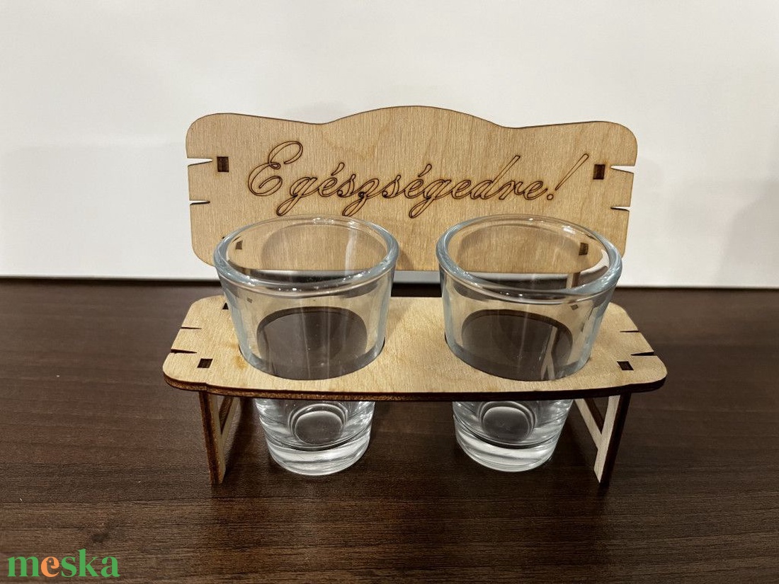 Egyedi fa rövides pohártartó 2 darab pohárral � páros ajándék szett - esküvő - emlék & ajándék - nászajándék - esküvői pohár, pohárszett - Meska.hu