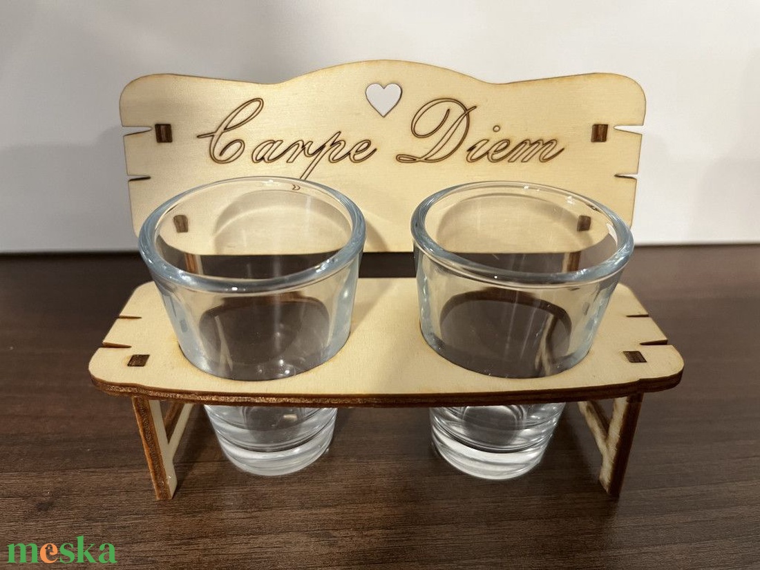 Egyedi fa rövides pohártartó 2 darab pohárral � páros ajándék szett - esküvő - emlék & ajándék - nászajándék - esküvői pohár, pohárszett - Meska.hu