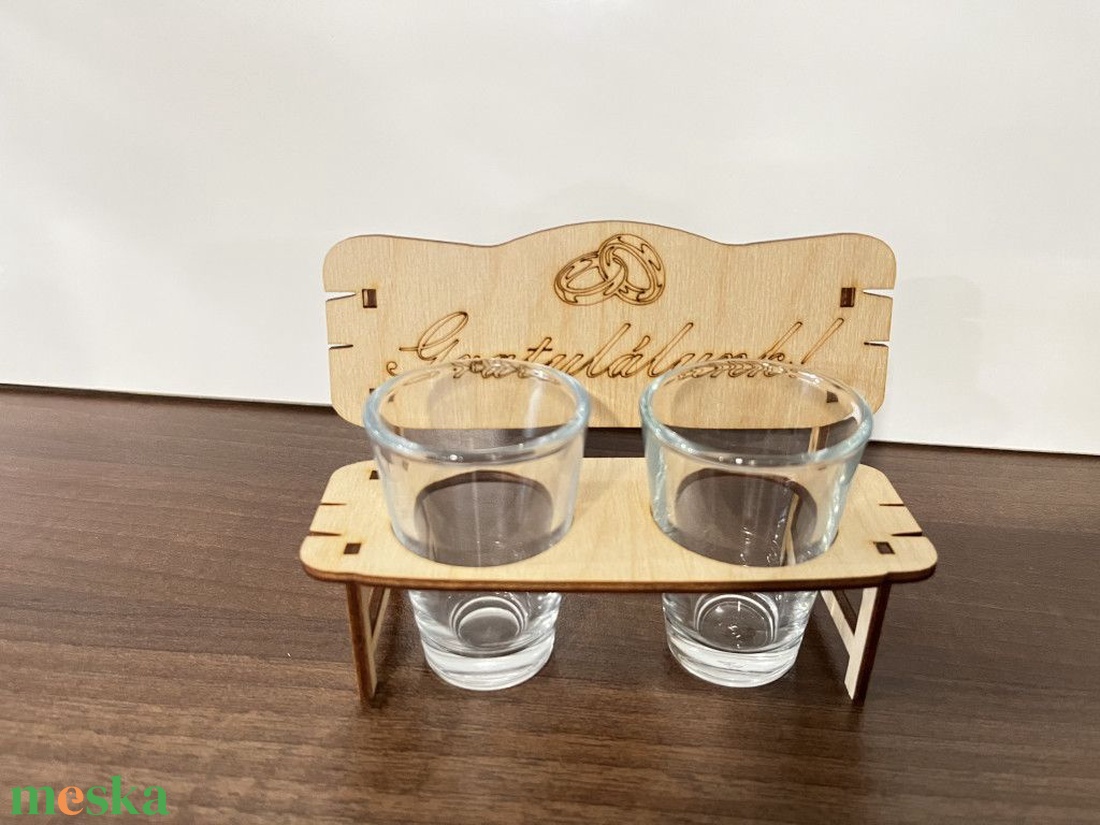 Egyedi fa rövides pohártartó 2 darab pohárral � páros ajándék szett - esküvő - emlék & ajándék - nászajándék - esküvői pohár, pohárszett - Meska.hu
