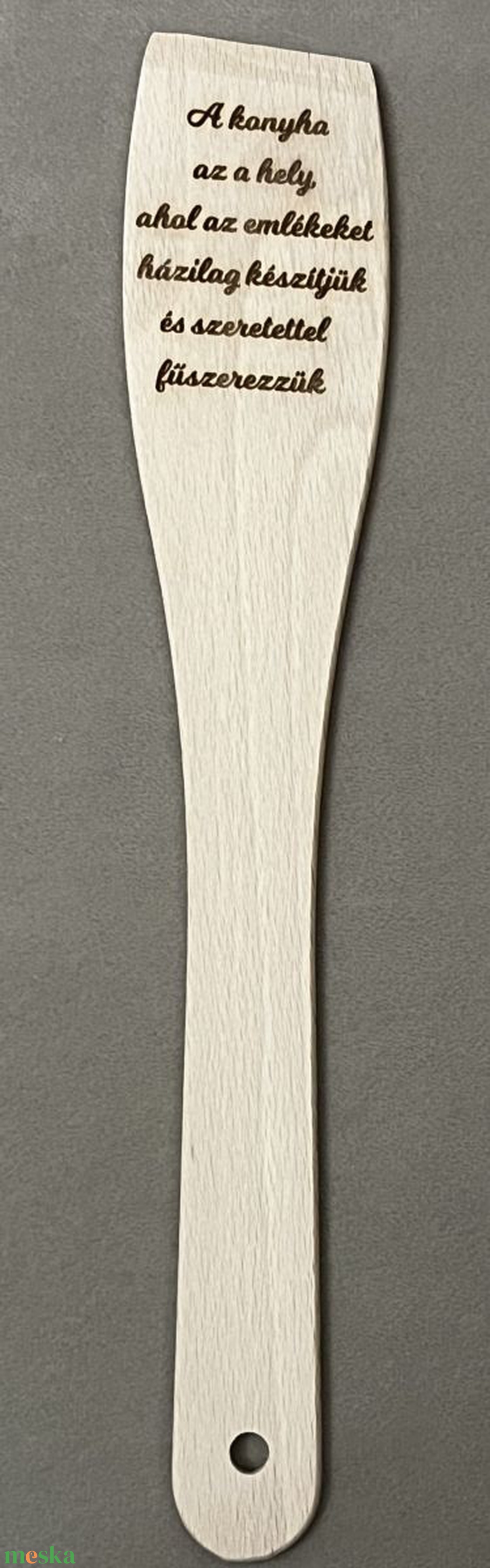 A konyha az otthon szíve � Gravírozott Fa Fakanál Idézettel � Fali Dekoráció - otthon & életmód - konyhafelszerelés, tálalás - sütés, főzés - fakanál & fakanáltartó - Meska.hu