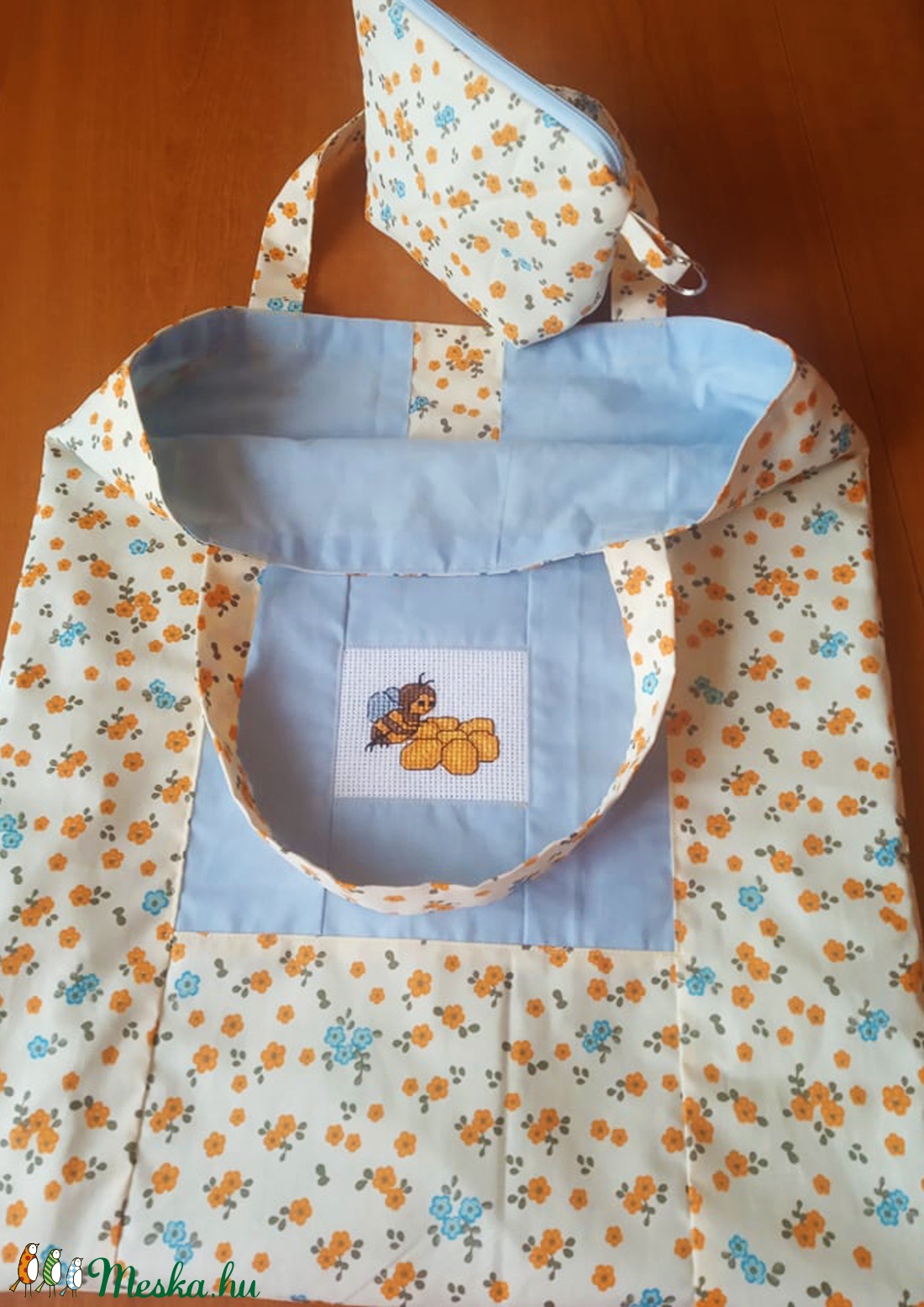 Apró virágmintás szatyor hímzett méhecskével hozzátartozó neszesszerrel - Kis méret - táska & tok - bevásárlás & shopper táska - shopper, textiltáska, szatyor - Meska.hu Apró virágmintás szatyor hímzett méhecskével hozzátartozó neszesszerrel - Kis méret - táska & tok - bevásárlás & shopper táska - shopper, textiltáska, szatyor - Meska.hu