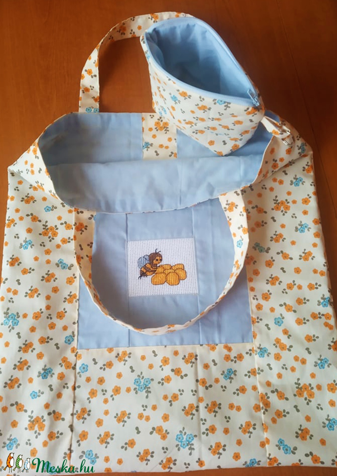 Apró virágmintás szatyor hímzett méhecskével hozzátartozó neszesszerrel - Kis méret - táska & tok - bevásárlás & shopper táska - shopper, textiltáska, szatyor - Meska.hu Apró virágmintás szatyor hímzett méhecskével hozzátartozó neszesszerrel - Kis méret - táska & tok - bevásárlás & shopper táska - shopper, textiltáska, szatyor - Meska.hu