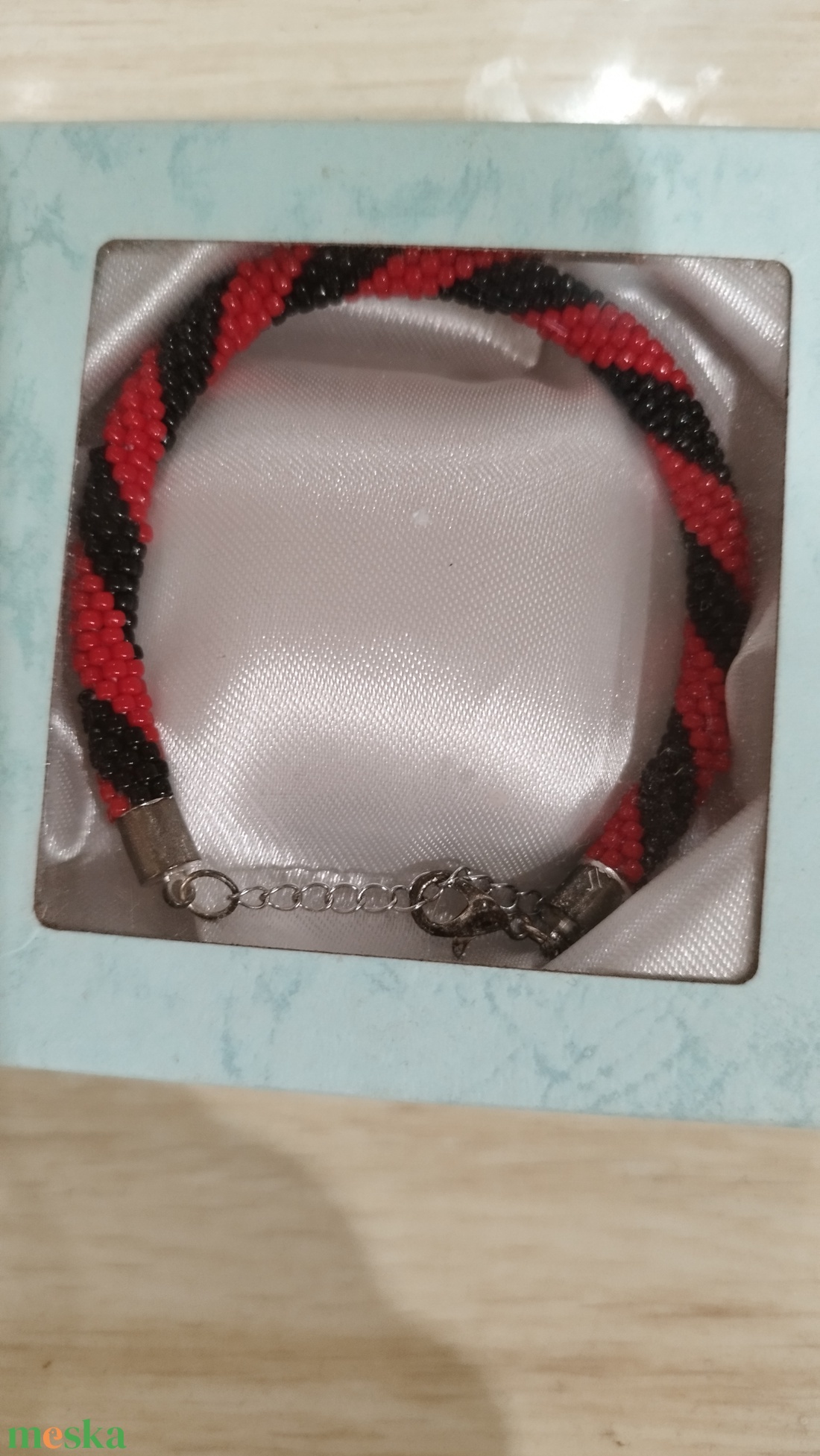 Gyöngyhorgolt karkötő díszdobozban - ékszer - karkötő - gyöngyös karkötő - Meska.hu