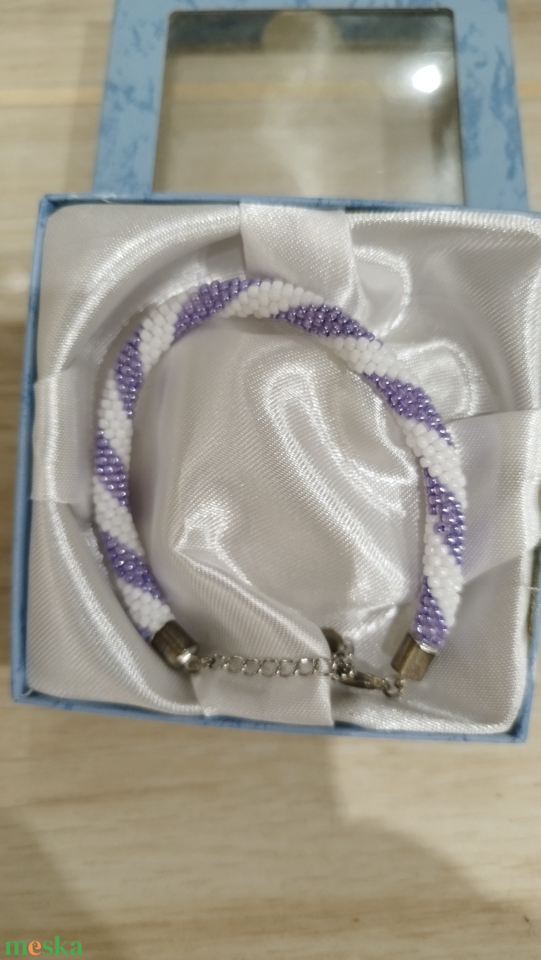 Gyöngyhorgolt karkötő díszdobozban - ékszer - karkötő - gyöngyös karkötő - Meska.hu