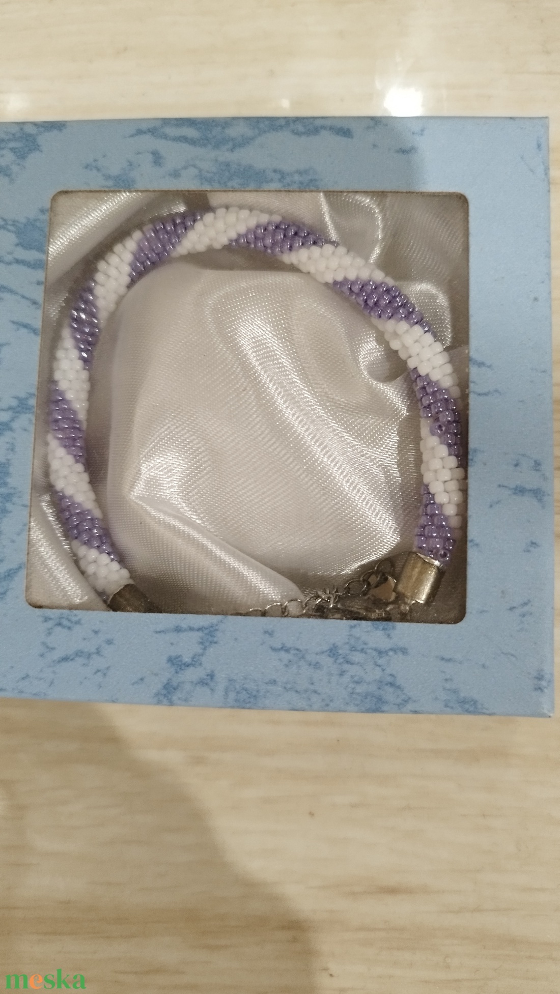 Gyöngyhorgolt karkötő díszdobozban - ékszer - karkötő - gyöngyös karkötő - Meska.hu