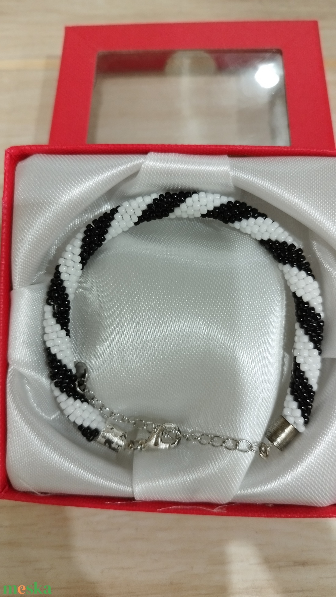 Gyöngyhorgolt karkötő díszdobozban - ékszer - karkötő - gyöngyös karkötő - Meska.hu