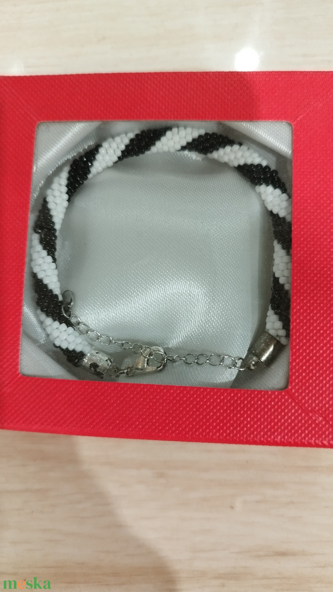 Gyöngyhorgolt karkötő díszdobozban - ékszer - karkötő - gyöngyös karkötő - Meska.hu
