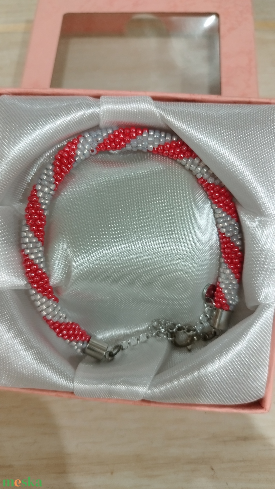 Gyöngyhorgolt karkötő díszdobozban - ékszer - karkötő - gyöngyös karkötő - Meska.hu