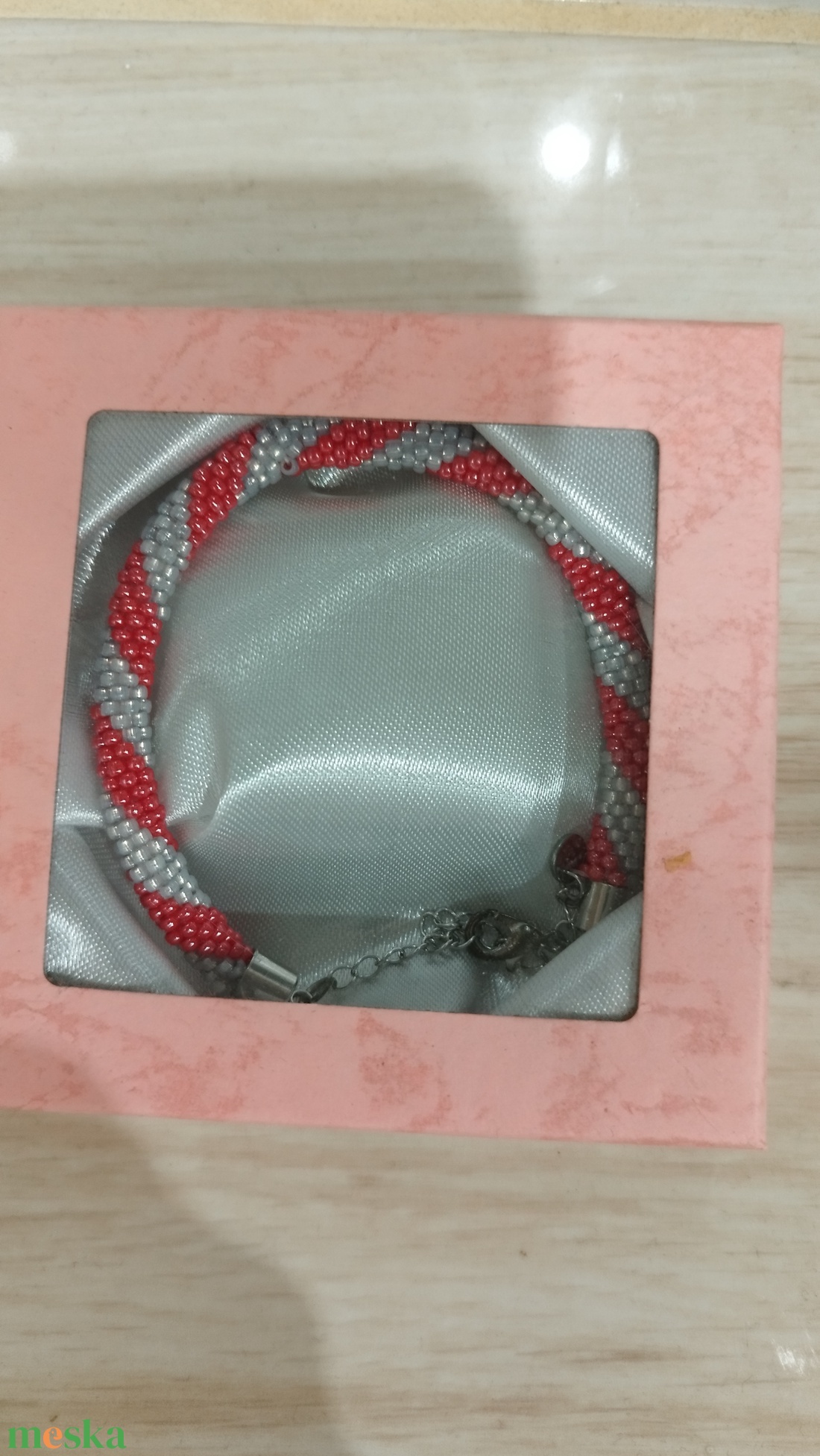 Gyöngyhorgolt karkötő díszdobozban - ékszer - karkötő - gyöngyös karkötő - Meska.hu