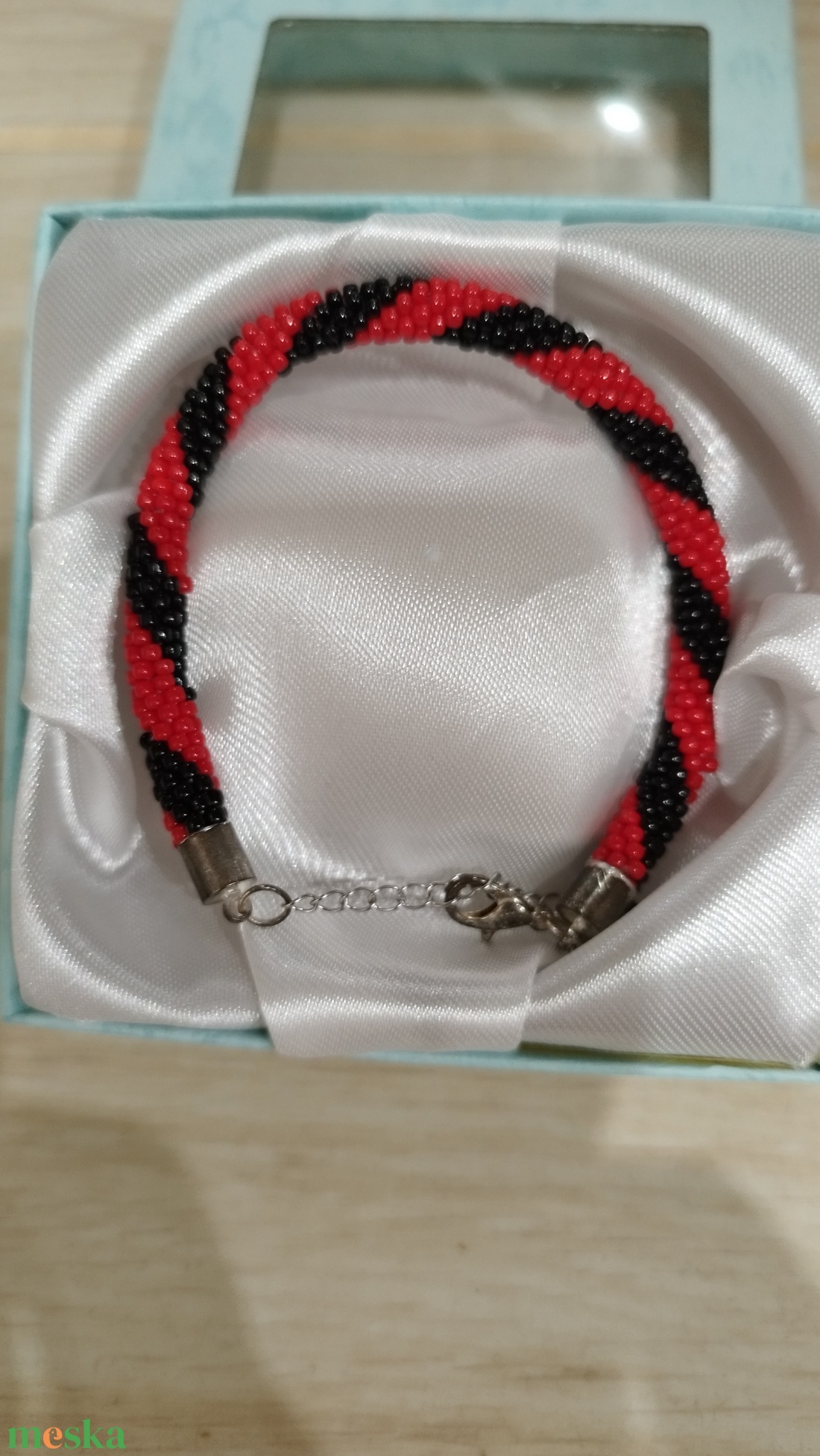 Gyöngyhorgolt karkötő díszdobozban - ékszer - karkötő - gyöngyös karkötő - Meska.hu