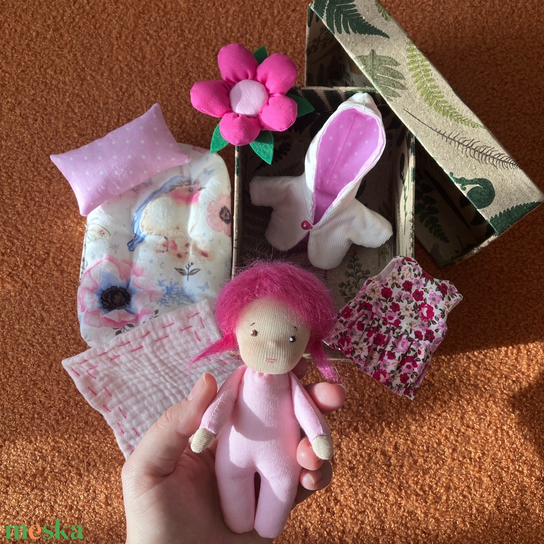 Waldorf-stílusú baba kisággyal és ruhákkal - játék & sport - baba & babaház - baba - Meska.hu Waldorf-stílusú baba kisággyal és ruhákkal - játék & sport - baba & babaház - baba - Meska.hu