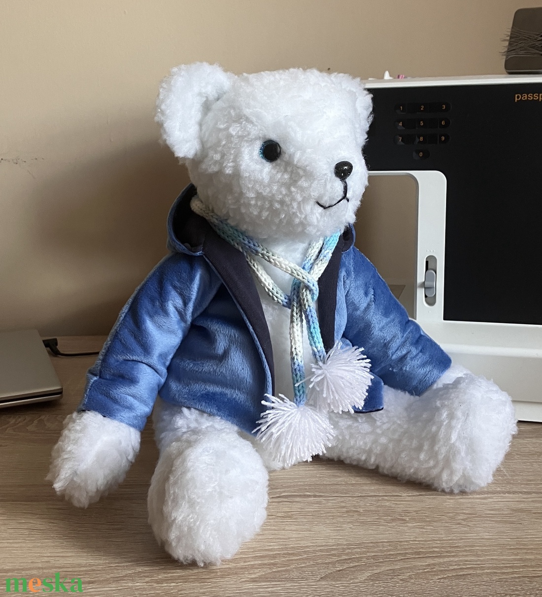 Fehér medvebocs kabátban és sállal - játék & sport - plüssállat & játékfigura - maci - Meska.hu