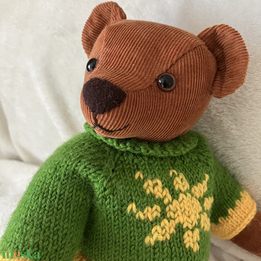 Plüssmackó zöld pulóverben - játék & sport - plüssállat & játékfigura - maci - Meska.hu
