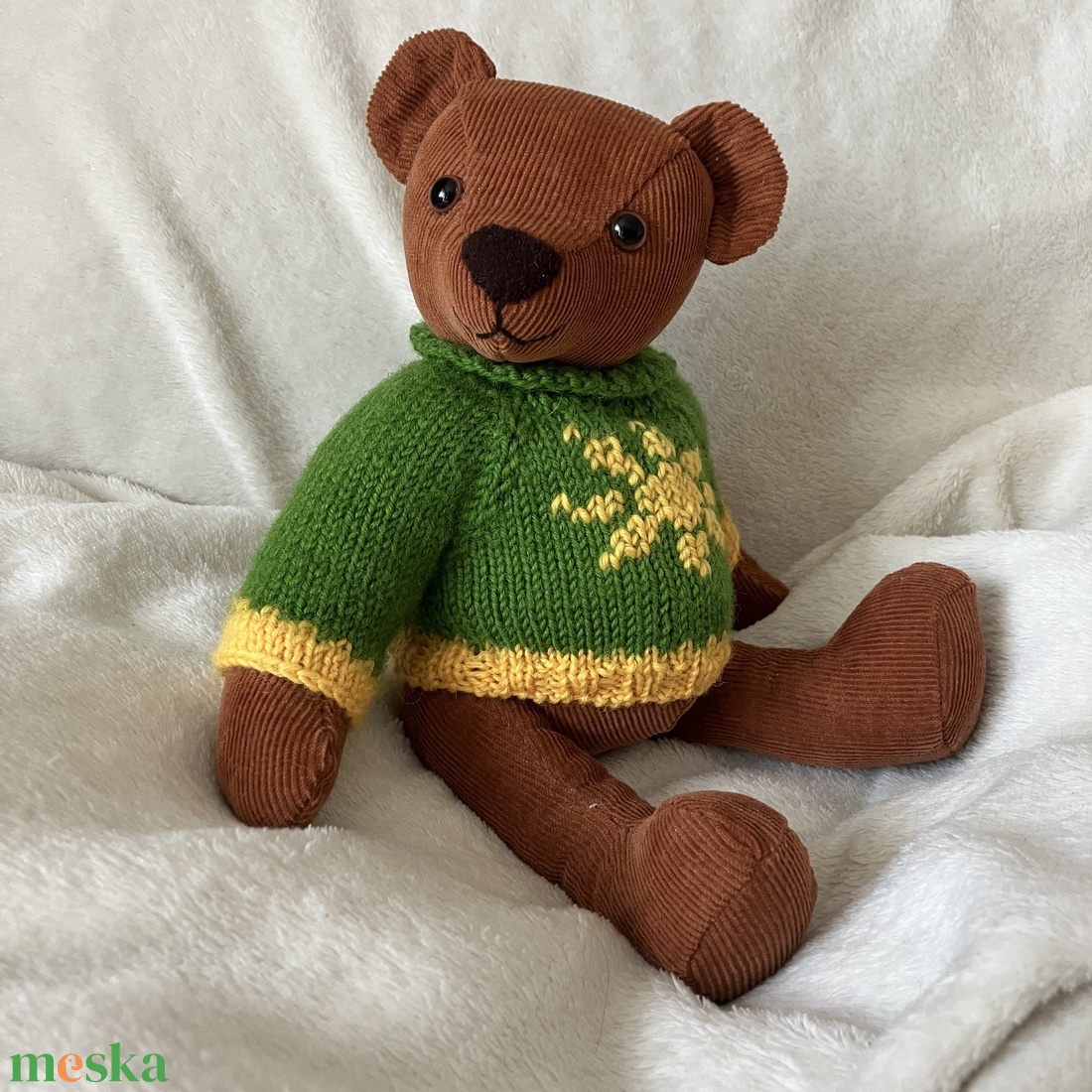 Plüssmackó zöld pulóverben - játék & sport - plüssállat & játékfigura - maci - Meska.hu