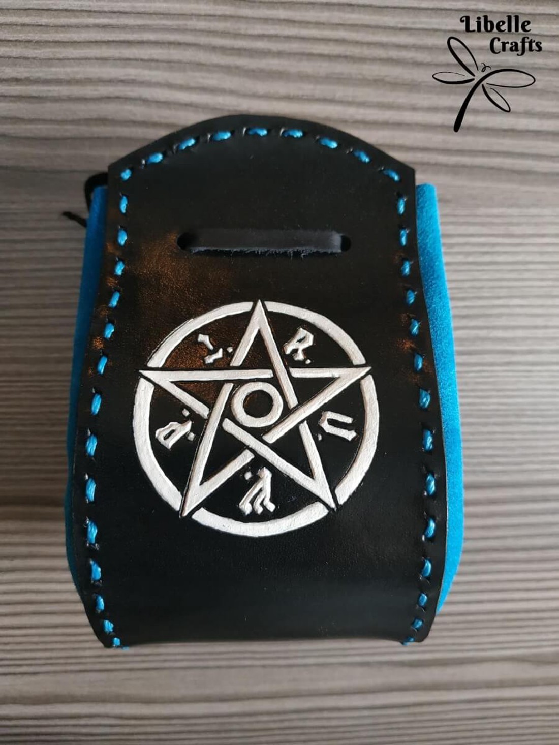 M.A.G.U.S. szimbólumos kockatartó szütyő - KÉK - játék & sport - táblajáték és kártyajáték - társasjátékok - dobókocka - Meska.hu