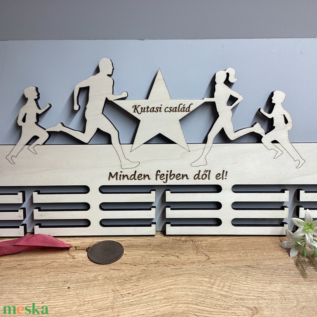 Családi Futás Nagy Éremtartó 60 x 31 cm - otthon & életmód - dekoráció - fali és függő dekoráció - éremtartó - Meska.hu