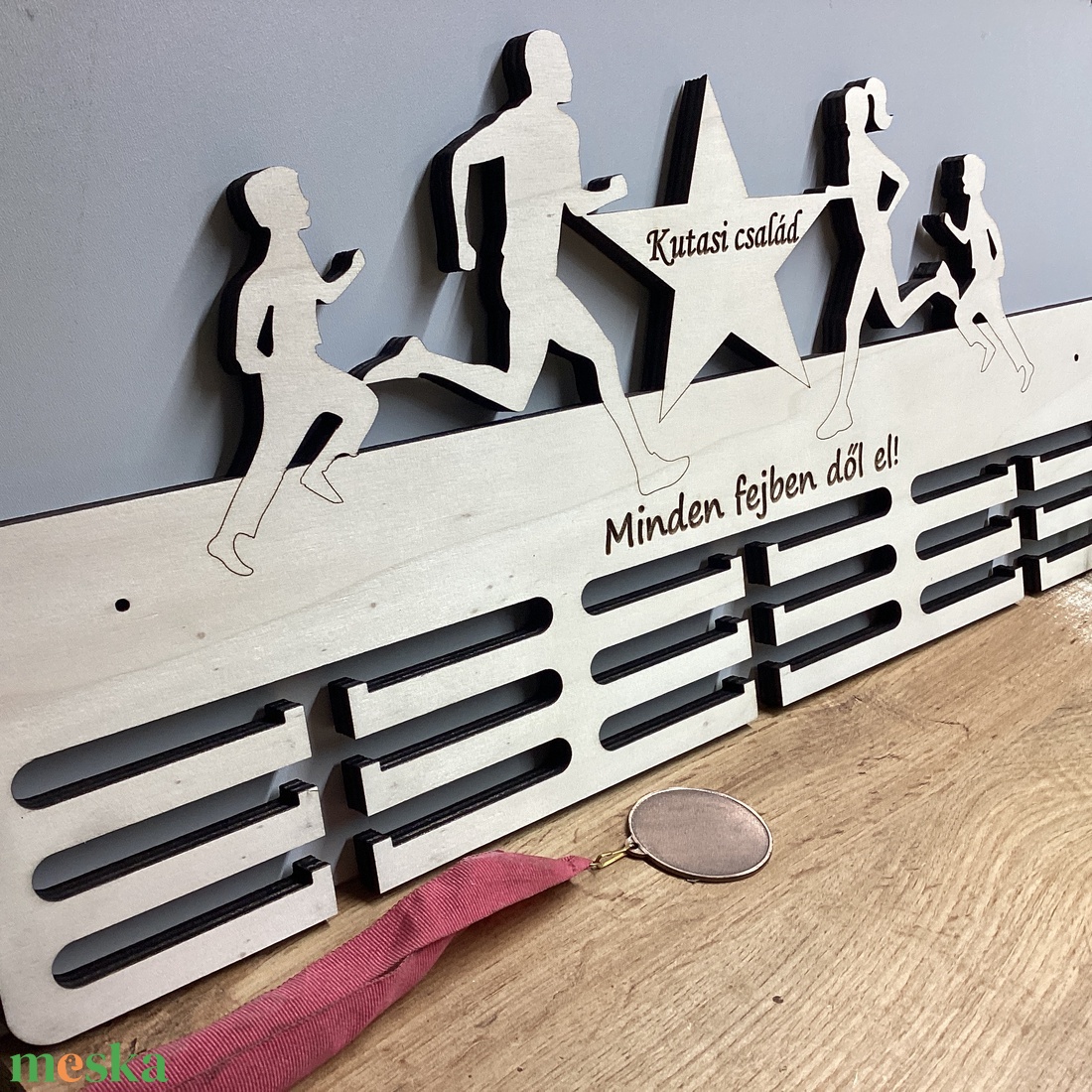 Családi Futás Nagy Éremtartó 60 x 31 cm - otthon & életmód - dekoráció - fali és függő dekoráció - éremtartó - Meska.hu