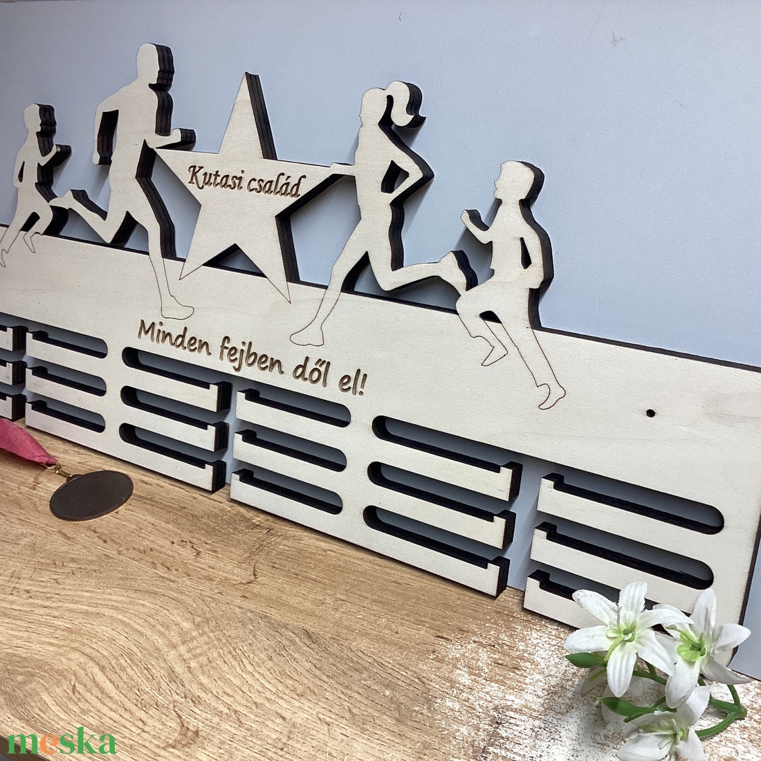 Családi Futás Nagy Éremtartó 60 x 31 cm - otthon & életmód - dekoráció - fali és függő dekoráció - éremtartó - Meska.hu