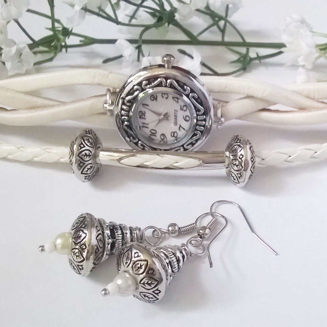 Fehér bőr szíjas, fém gyöngyös óra -  - Meska.hu