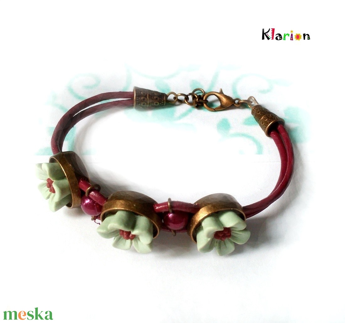Burgundi színű hengerbőr karkötő menta virágokkal - ékszer - karkötő - charm karkötő - Meska.hu