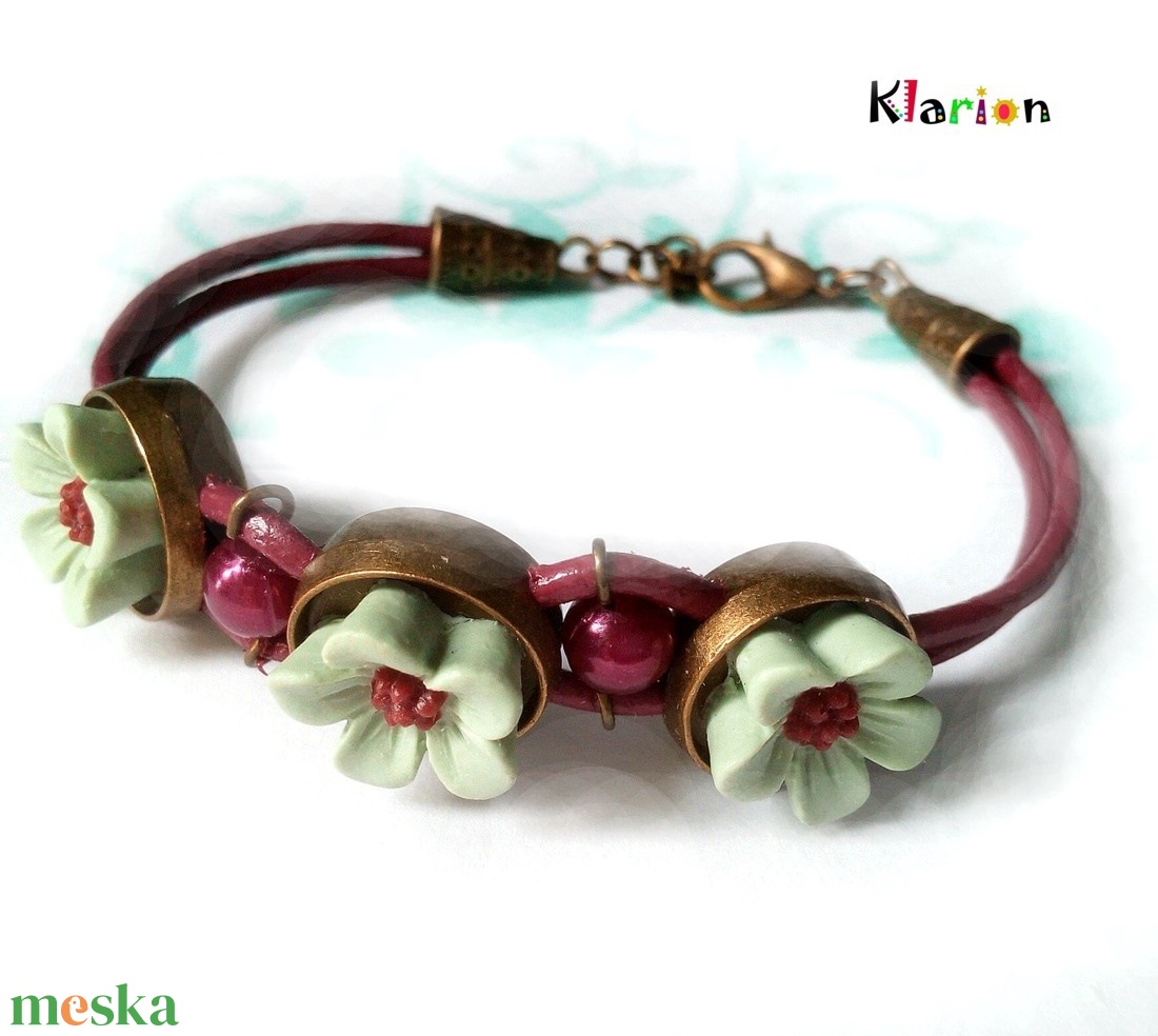 Burgundi színű hengerbőr karkötő menta virágokkal - ékszer - karkötő - charm karkötő - Meska.hu