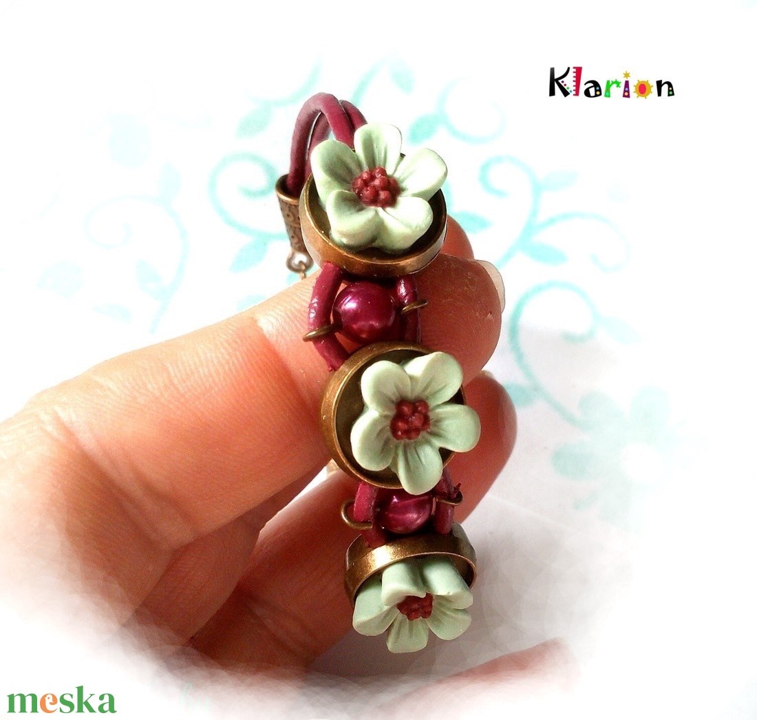 Burgundi színű hengerbőr karkötő menta virágokkal - ékszer - karkötő - charm karkötő - Meska.hu