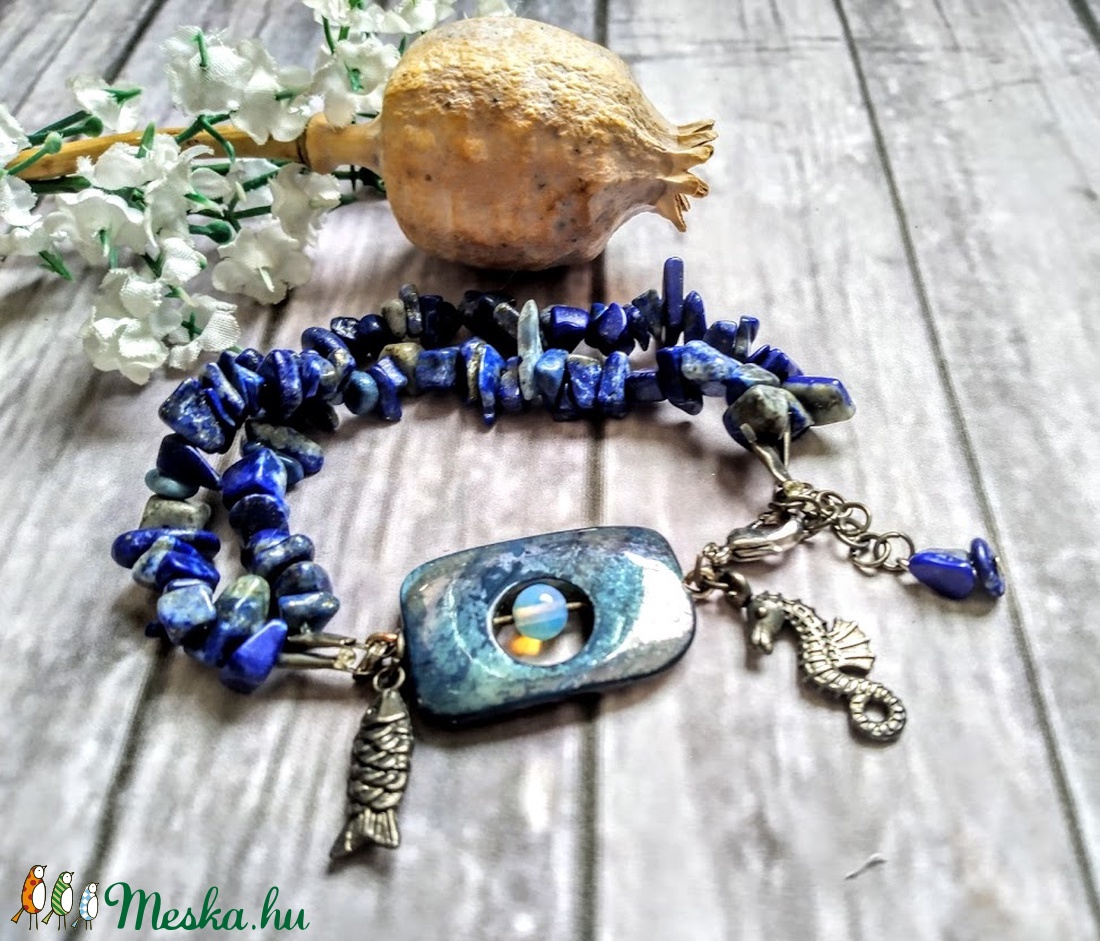 Lapis lazuli ásvány karkötő irizáló fényű szögletes kagylóval, opál ásványgyönggyel - ékszer - karkötő - karkötő medállal - Meska.hu Lapis lazuli ásvány karkötő irizáló fényű szögletes kagylóval, opál ásványgyönggyel - ékszer - karkötő - karkötő medállal - Meska.hu