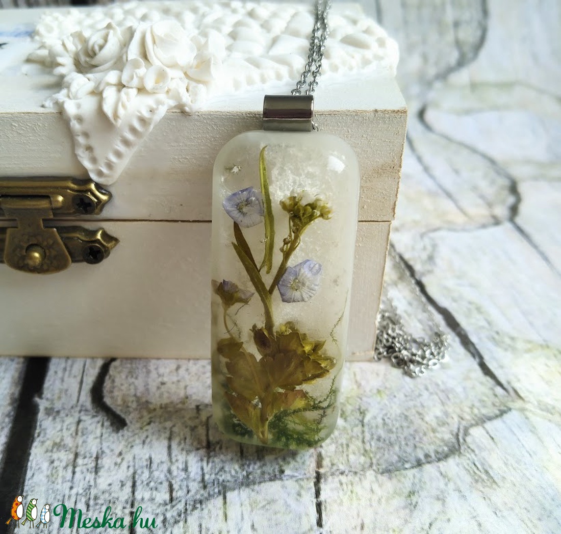 Örök tavasz nemesacél nyaklánc virágos gyanta medállal - ékszer - nyaklánc - medálos nyaklánc - Meska.hu